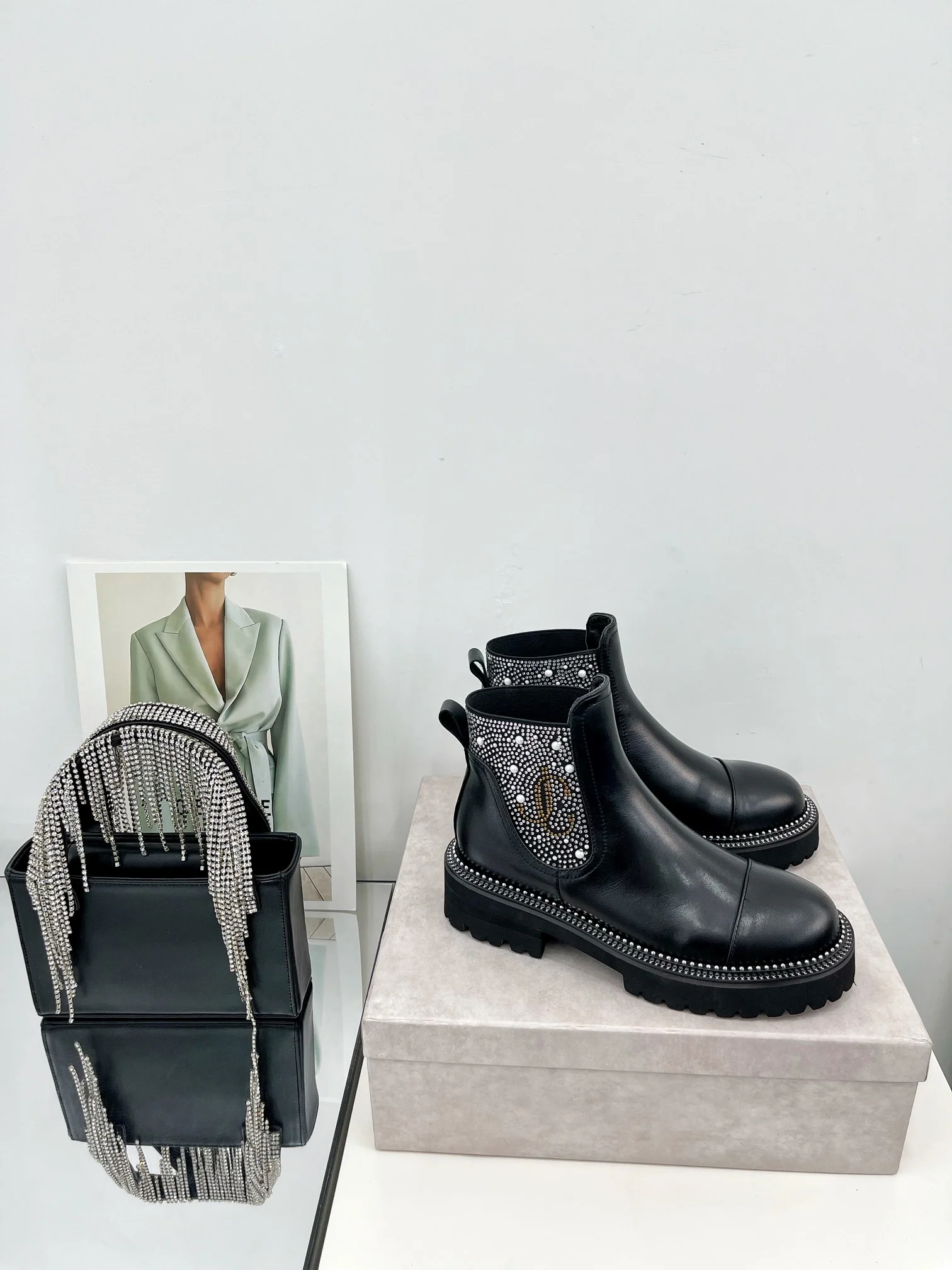 Ботильоны Jimmy, украшенные стразами