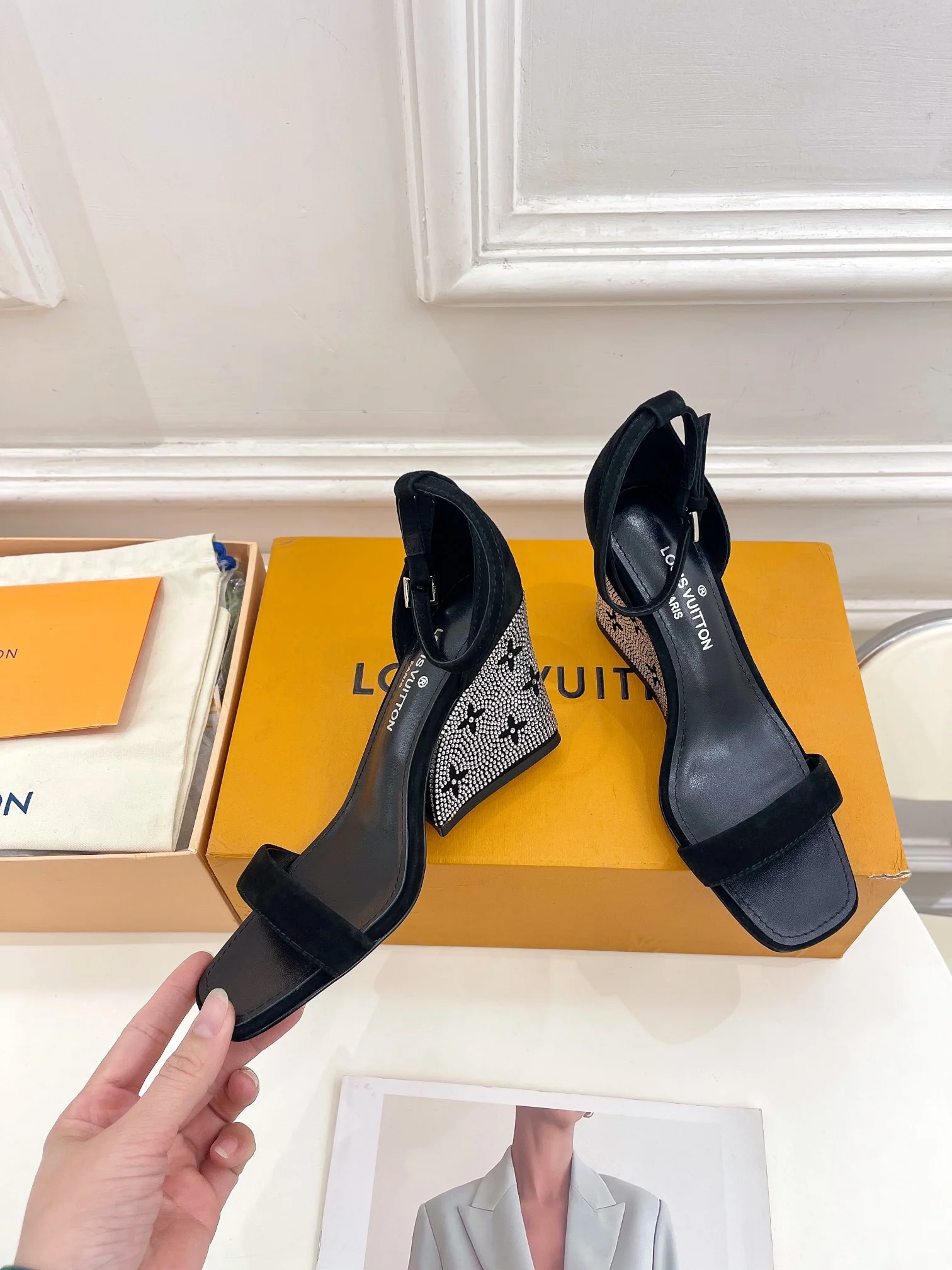 LV - Новинка весны 2023 года - Босоножки на платформе и высоком каблуке