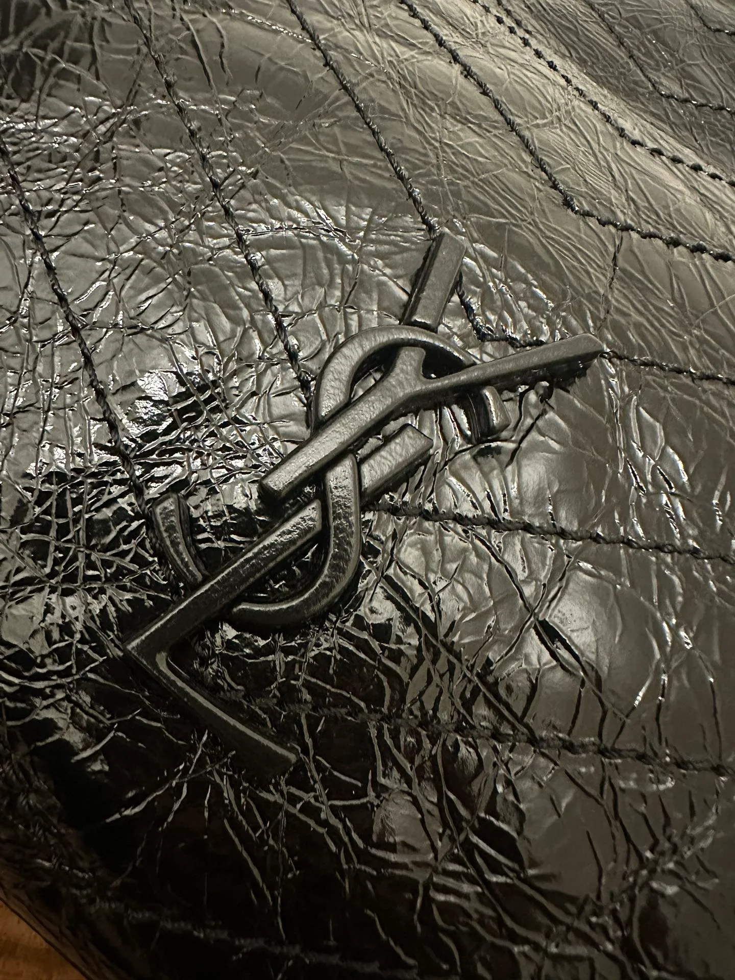 Сумка-шоппер YSL Niki с черной цепочкой из античного серебра.