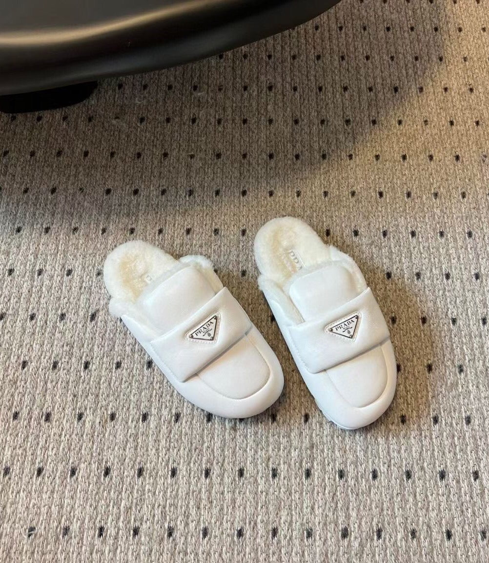 Новинка сезона осень/зима 2023 от Prada - Тапочки с объемным носком из овчины и меха - Белые