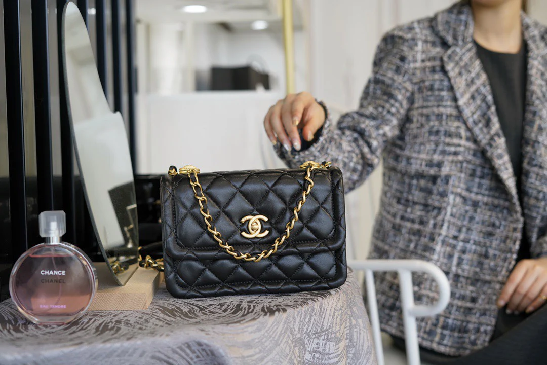 Булочка из тофу с монетой от Chanel