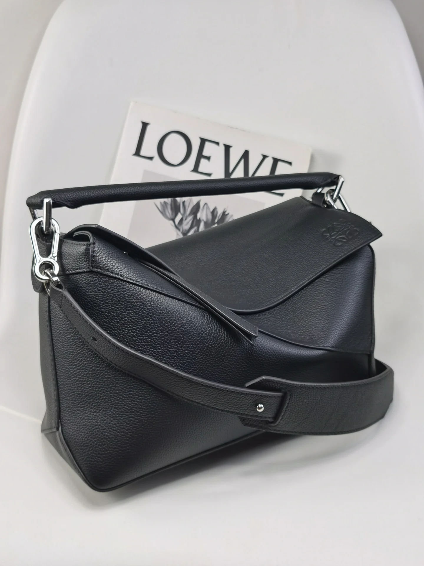 Loewe Puzzle Leather, мягкая зернистая телячья кожа, черный, размер Medium, 29 см