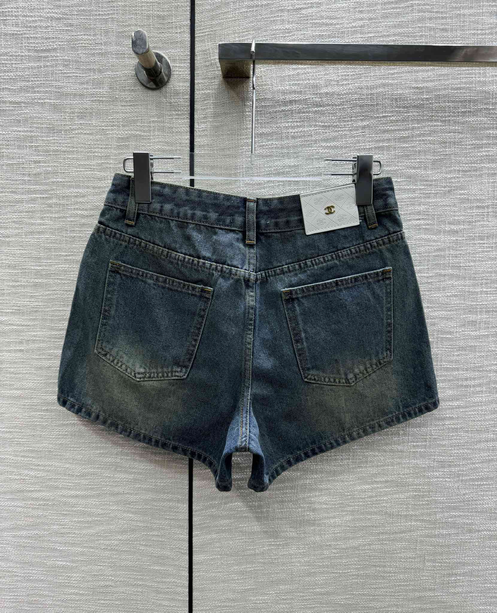 Джинсовые шорты Chanel 2403 с высокой талией и двумя карманами.