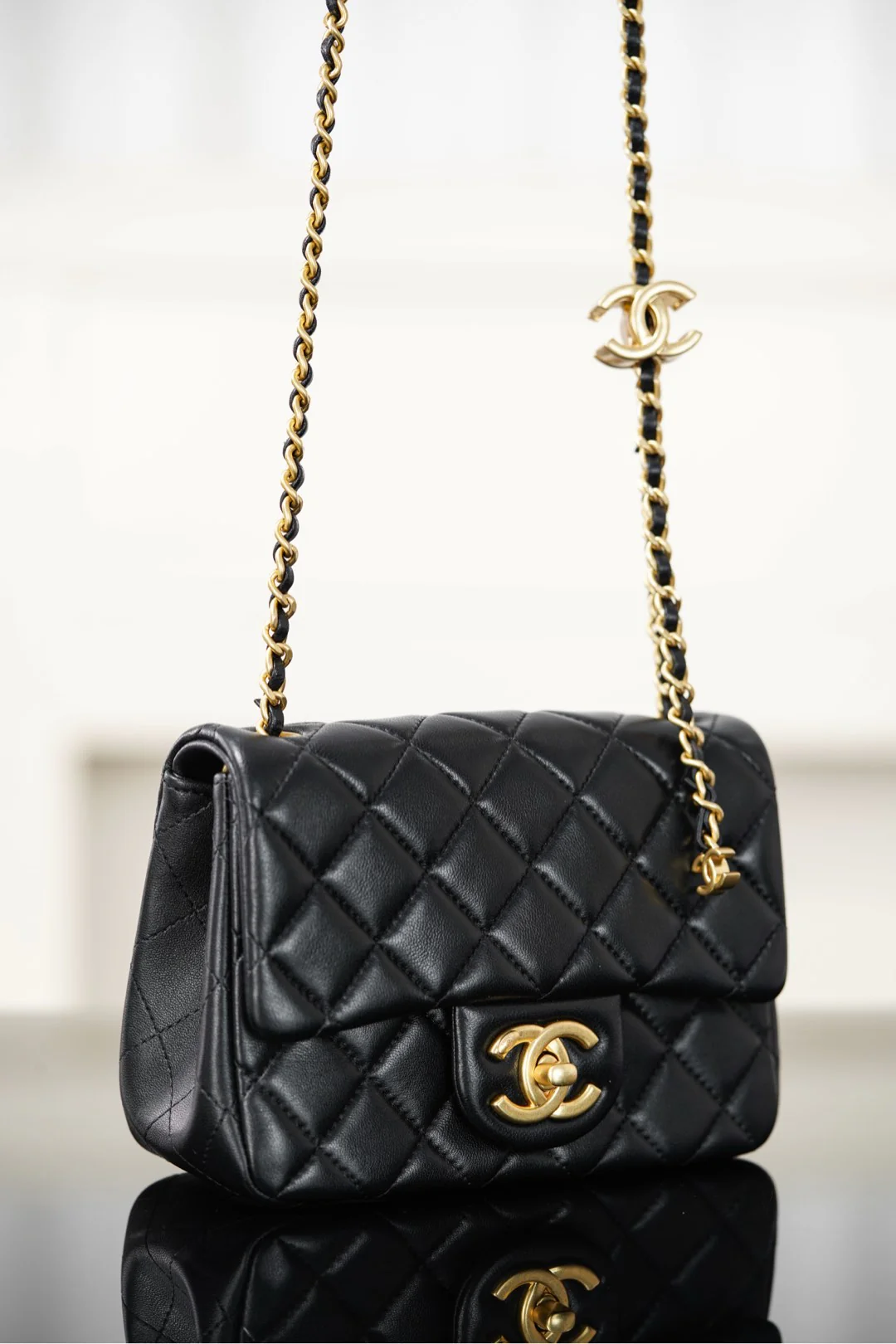 Сумка Chanel 25B Double C Chain Square Fat Bag - черная, маленькая, с золотой пряжкой.