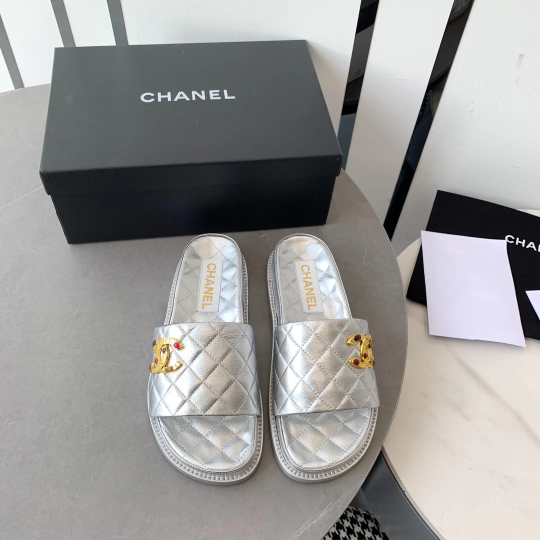 Новинка сезона осень/зима 2022 от Chanel - Тапочки из овечьей кожи - Серебристые