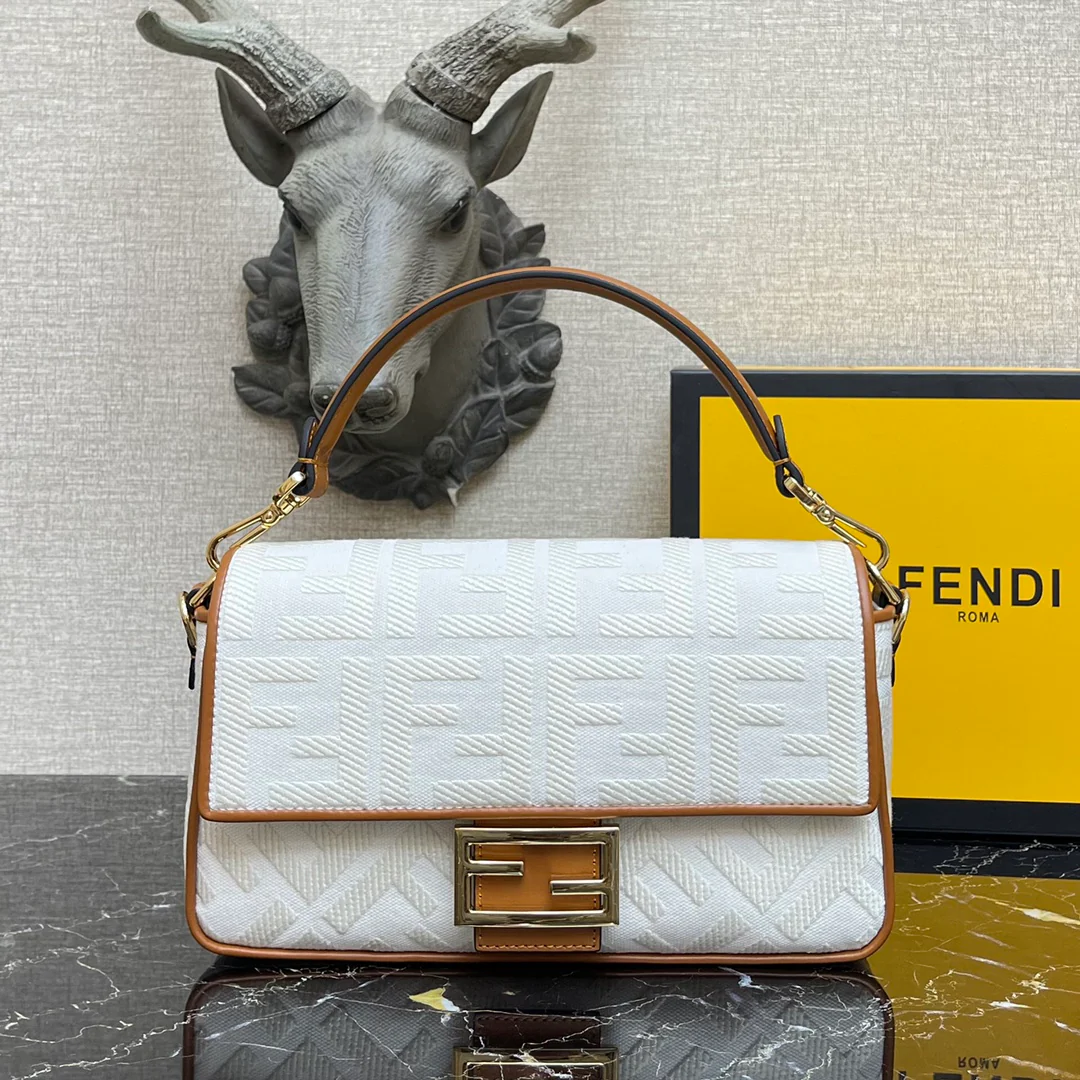 Средняя по размеру белая сумка-багет Fendi Baguette с вышивкой.