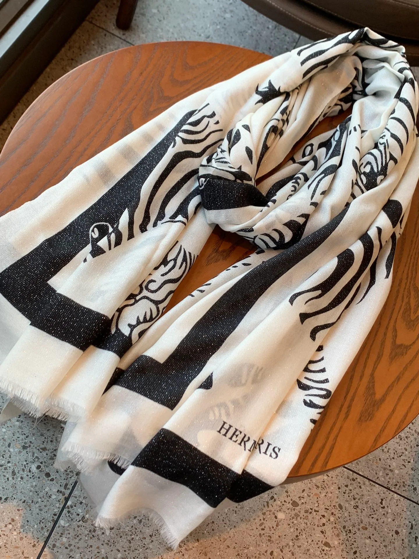 Длинный церемониальный шарф Hermes с изображением лошади — 100-200 см — Кашемировый принт — Белый