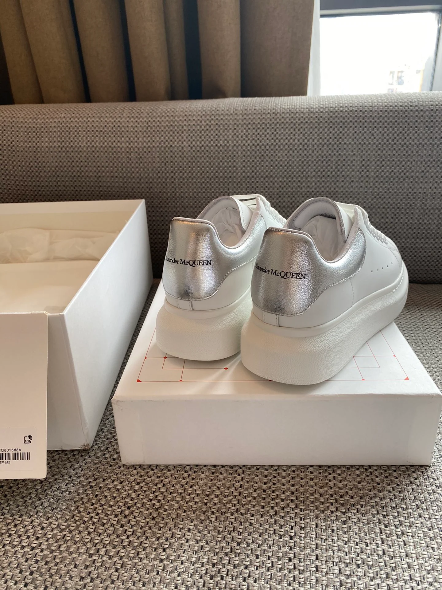 Классические белые кроссовки McQueen - лакированное серебро