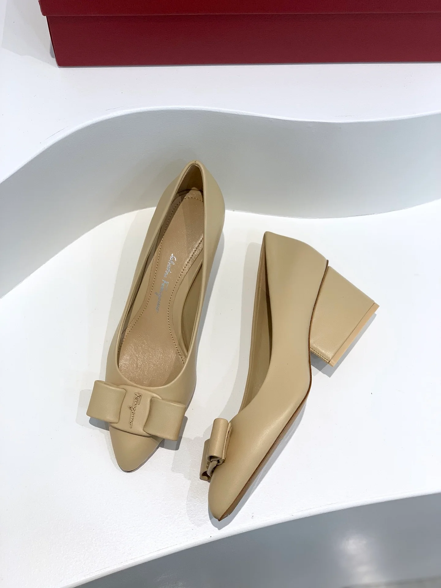 Туфли Salvatore Ferragamo - Ferragamo - балетки Viva на низком каблуке с острым носком - телесного цвета