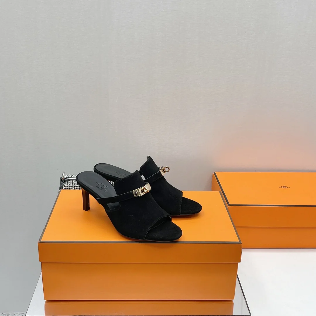 Новинка сезона осень/зима 2022 от Hermes - сандалии на высоком каблуке с открытым носком - 2 шт.