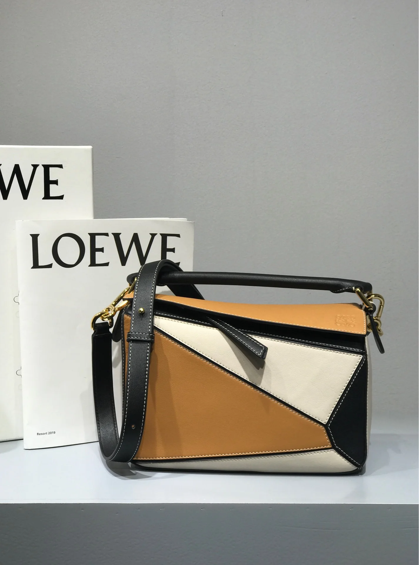 Новая сумка Loewe Puzzle Bag из телячьей кожи, выпущенная в 2019 году (маленький размер).