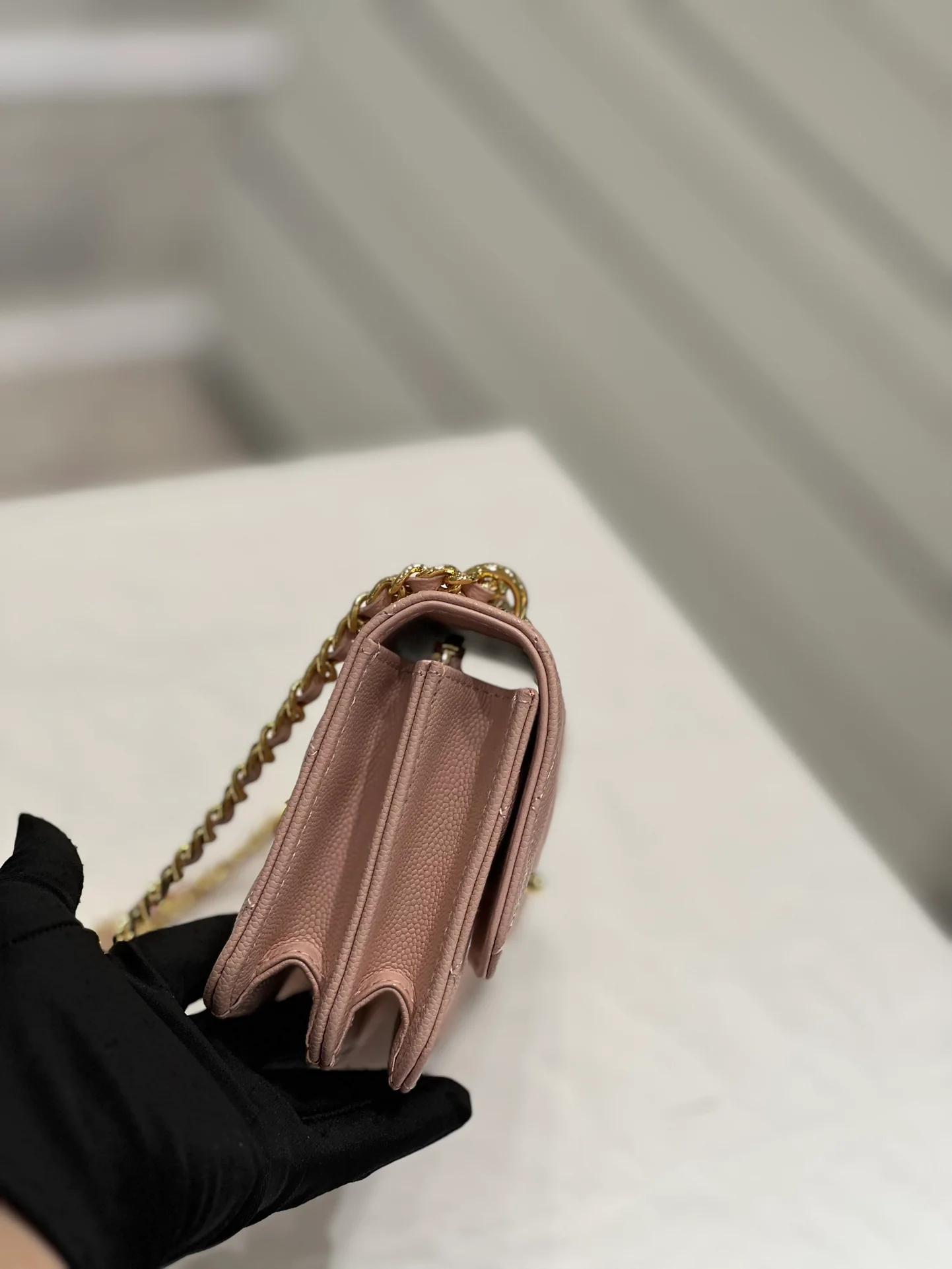 Коллекция Chanel Весна/Лето 2023 - Подвесной телефон-гармошка - WOC - Кожа с зернистой текстурой 