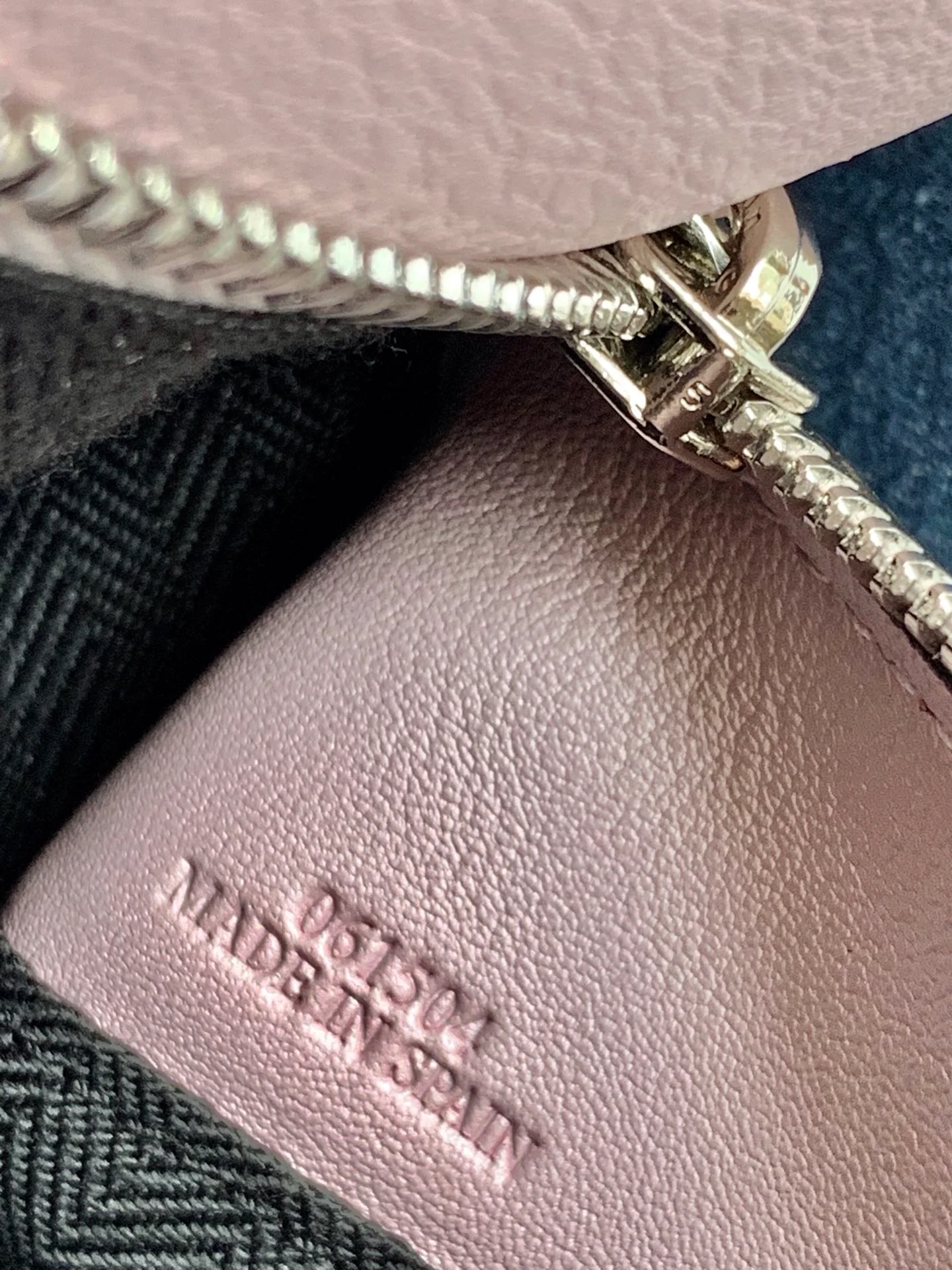 Новая сумка Loewe Puzzle Bag из телячьей кожи, выпущенная в 2020 году.