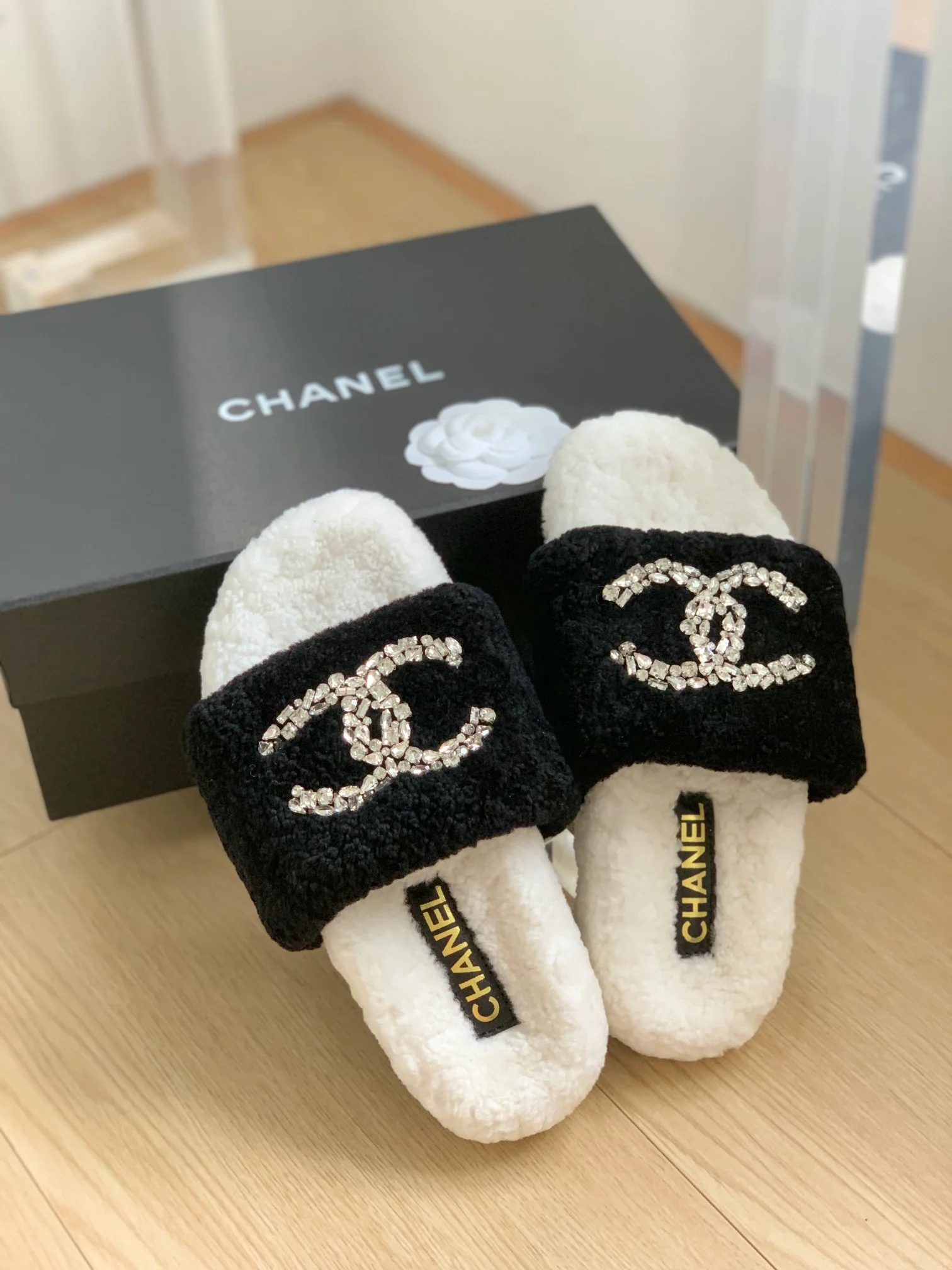 Новинка сезона осень/зима 2023 от Chanel - Домашние тапочки из овечьей шерсти с резиновой подошвой - Черно-белые