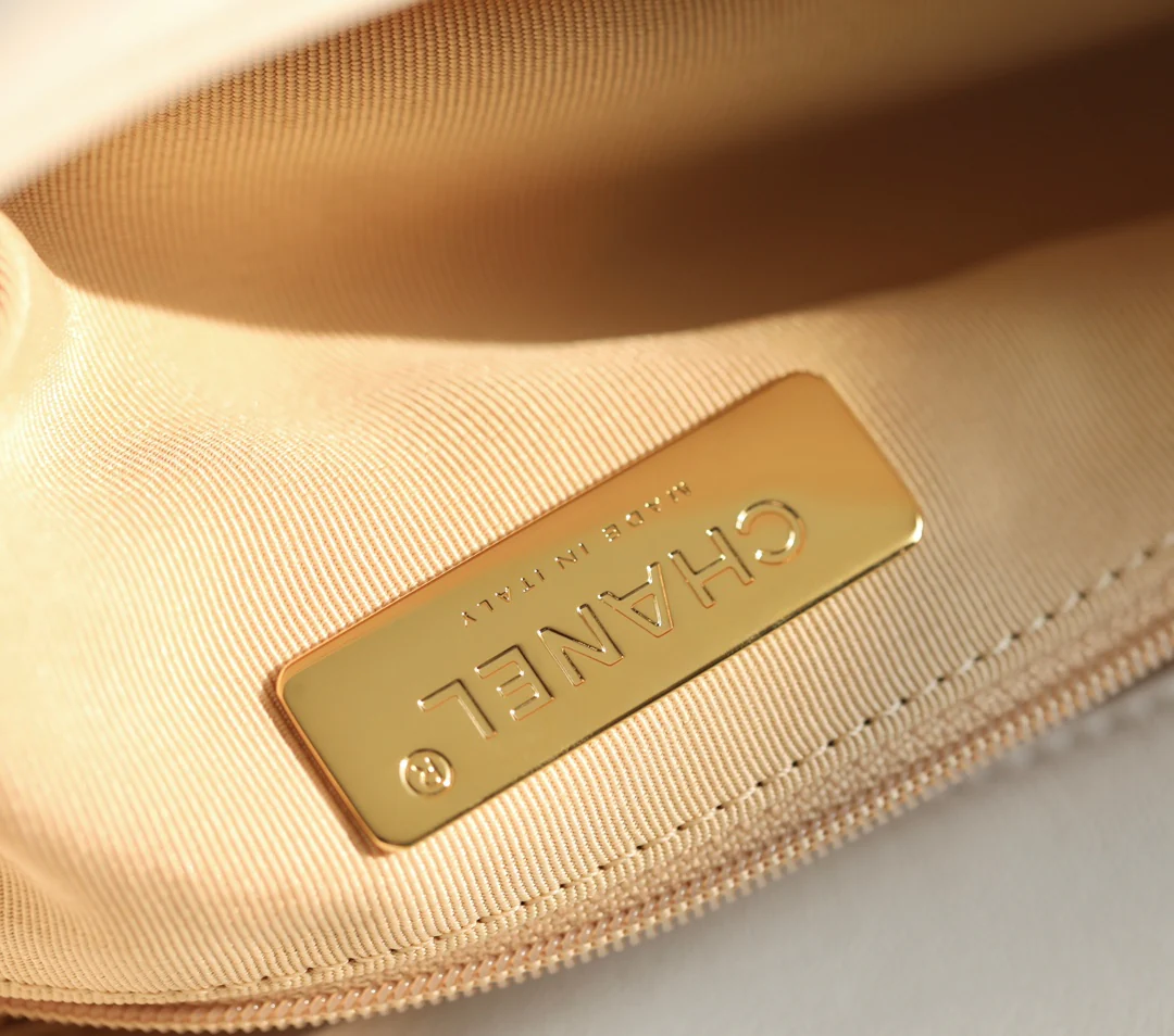 Маленькая сумочка Chanel 19bag - белая.