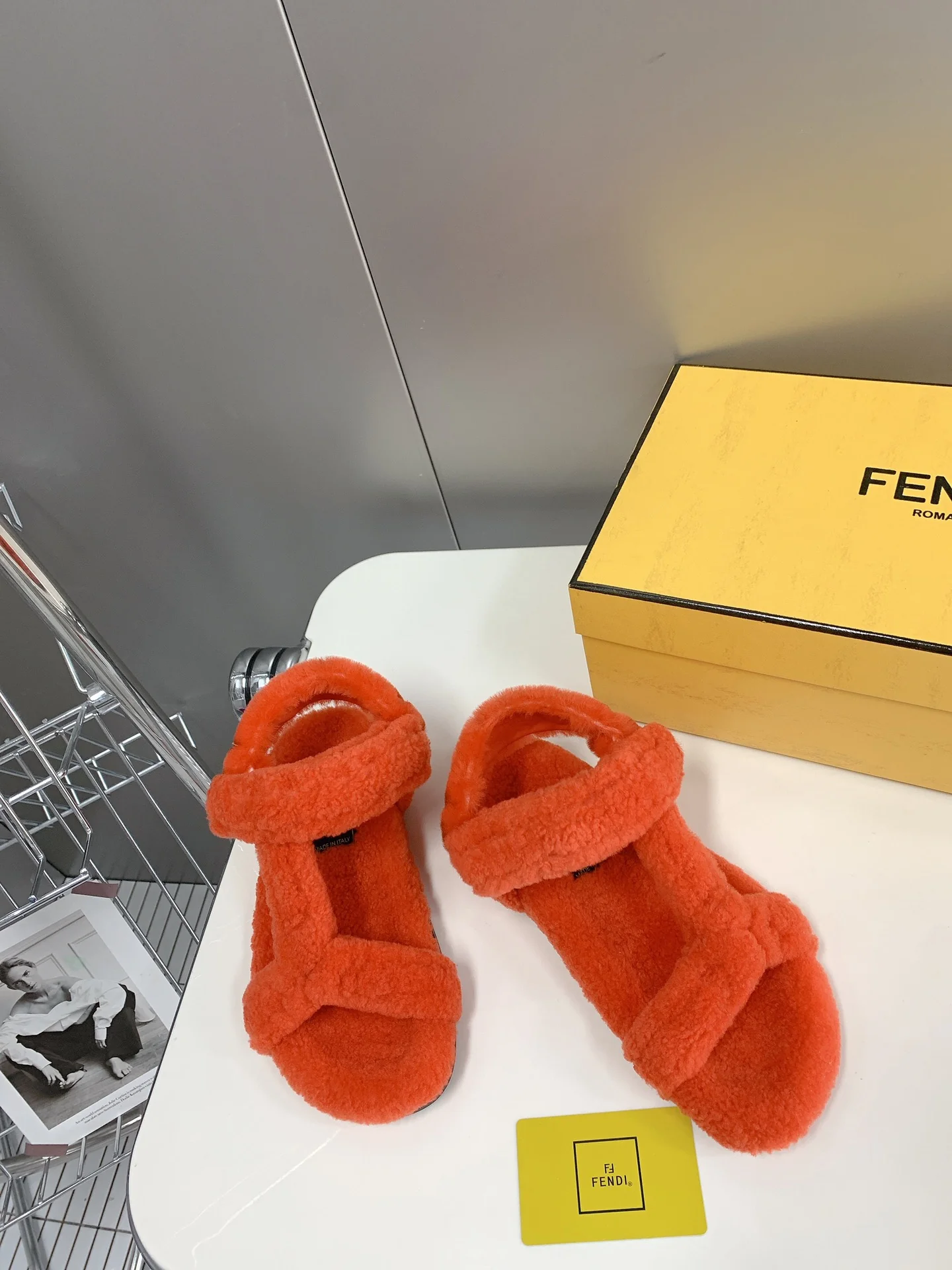Новинка сезона осень/зима 2022 от Fendi — коллаборация с Кардашьян — пушистые сандалии
