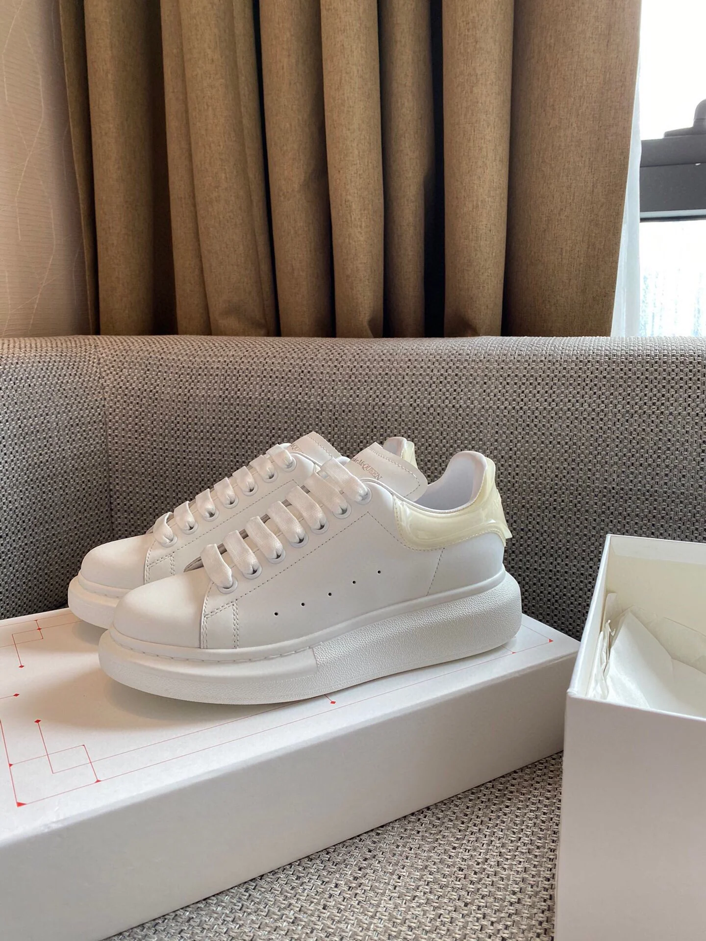 Классические белые кроссовки McQueen - на каблуке-резинке - бледно-желтого цвета