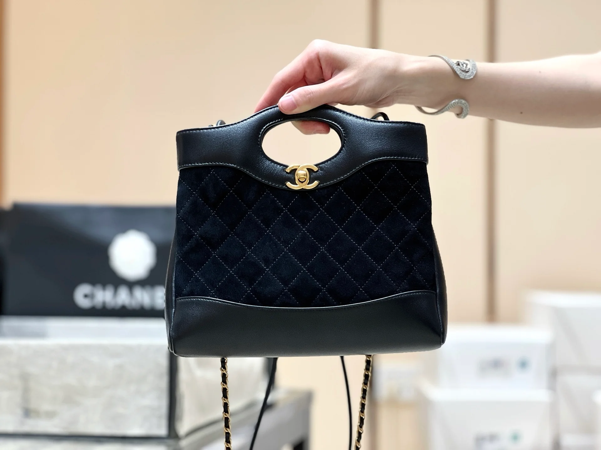 Мини-сумка Chanel 25p 31 из замши, черная