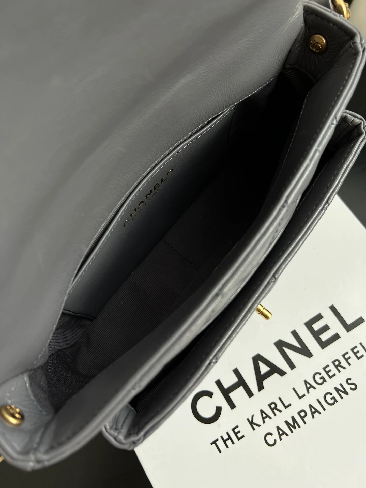 Chanel - Сумка-мессенджер с ручкой из овечьей кожи - Серая