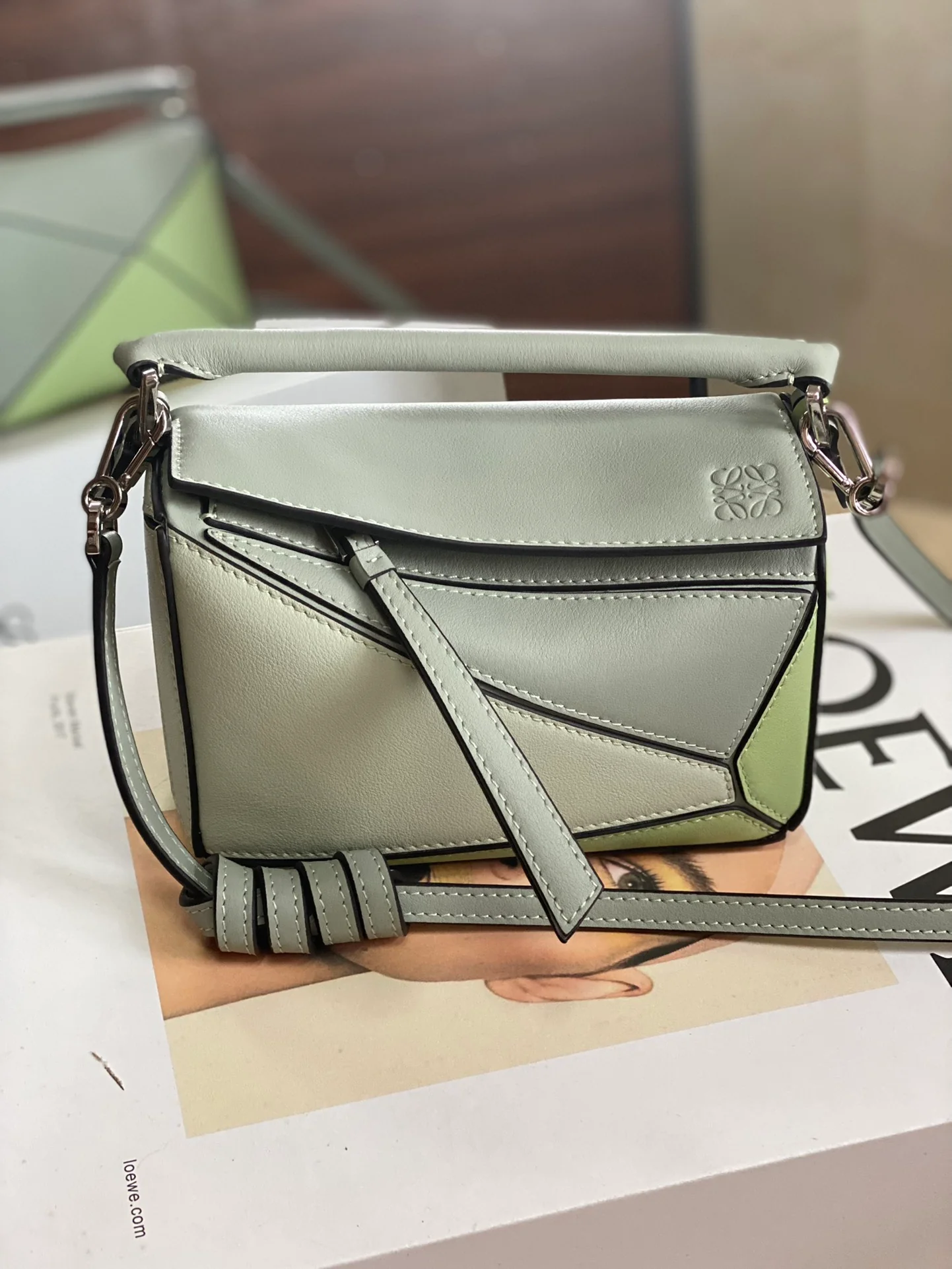 Loewe - испанская телячья кожа - пазл - сумочка - мини - молочно-серо-зеленый