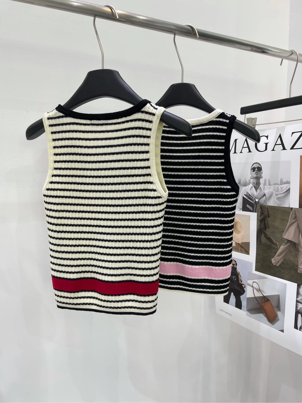 Вязаный жилет Chanel 2403 в белую полоску