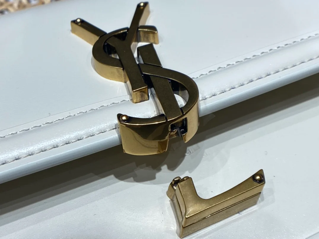 Сумка YSL Solferino Tofu Bag - белая - 18 см - На фото: На мне