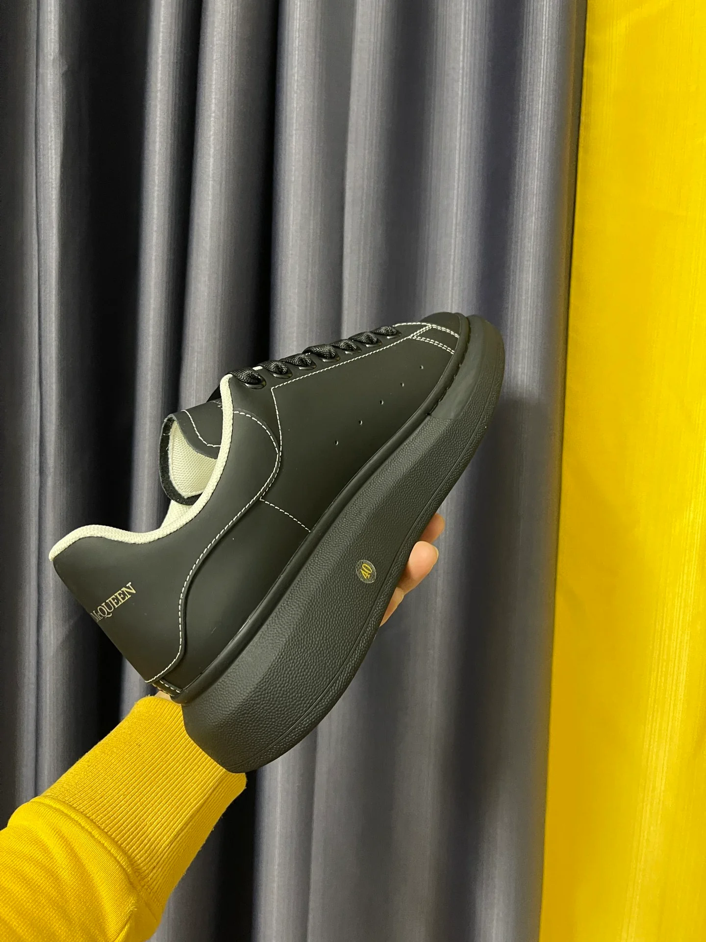 Классические белые кроссовки McQueen - унисекс - черные с белой строчкой - премиум-версия