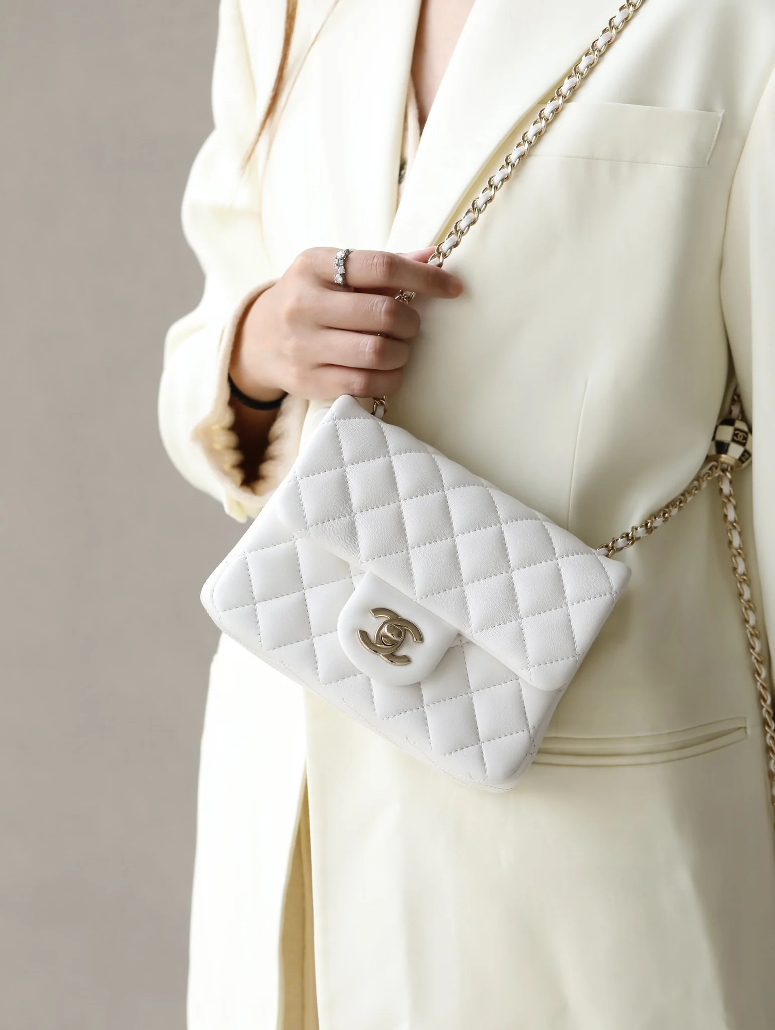 Новые поступления Chanel весна/лето 2023 - Футбольная серия - Сумка CF - Белая - Фотографии в действии