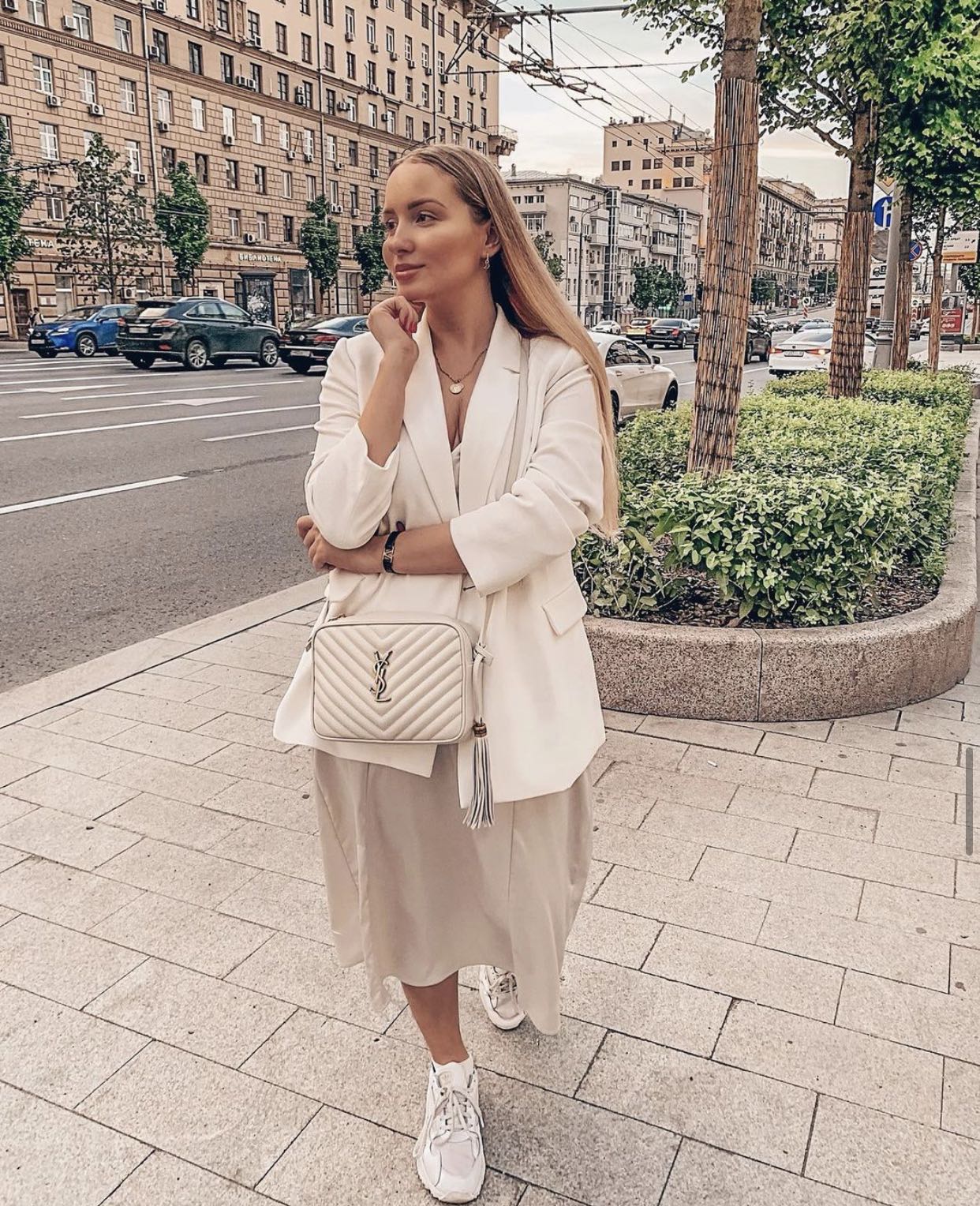 Фотосумка YSL Lou Bag — белая с золотой фурнитурой.