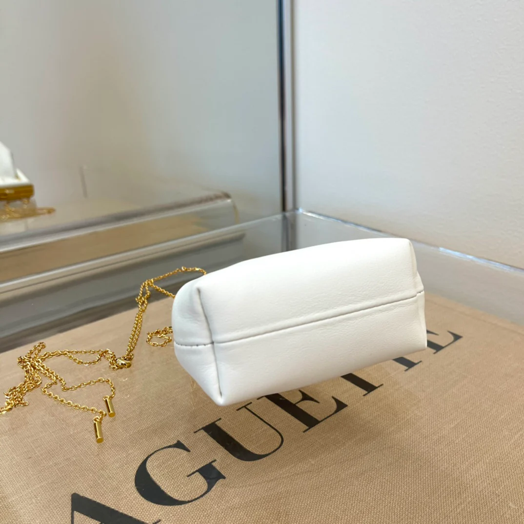 Фирменный стиль Fendi - светло-серая кожа наппа.