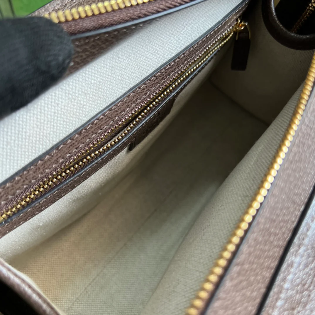 Мини-сумка Gucci Ophidia через плечо с отделкой из коричневой кожи.