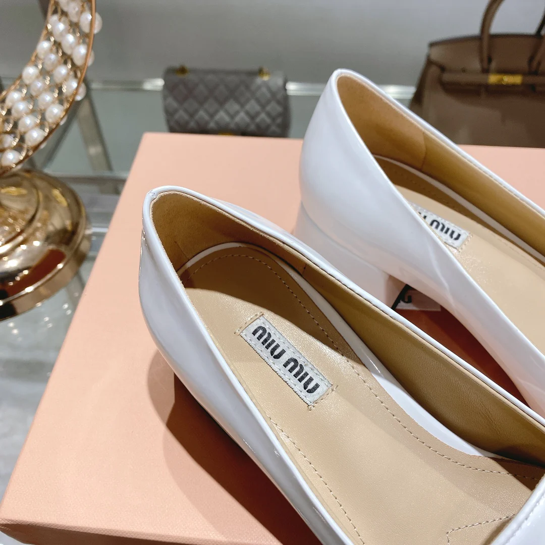 Новинка сезона осень/зима 2022 от Miu Miu - Туфли на низком каблуке с квадратным носком - Белые