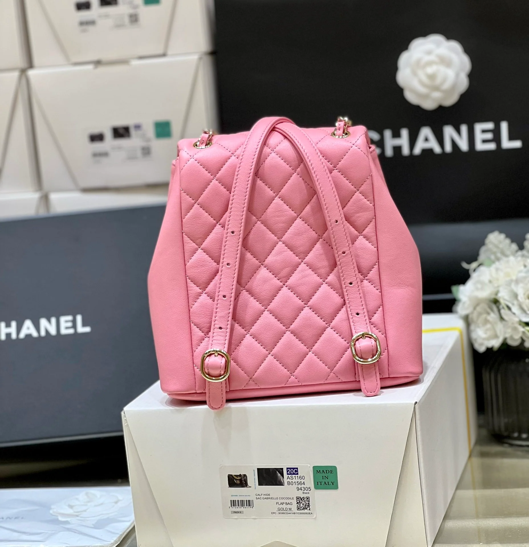 Коллекция Chanel Весна/Лето 2023 - Duma - Однотонный рюкзак из телячьей кожи - Розовый