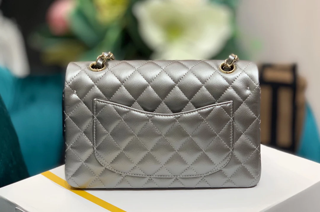 Chanel - Маленькая сумка из телячьей кожи с узором в виде шариков - CF - Металлический серебристый цвет - 23 см