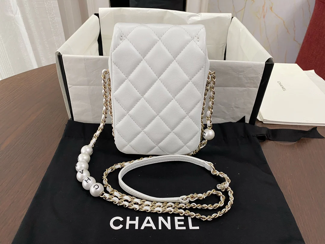 Сумка для телефона Chanel CF Pearl из коллекции Весна/Лето 2020 - белая.