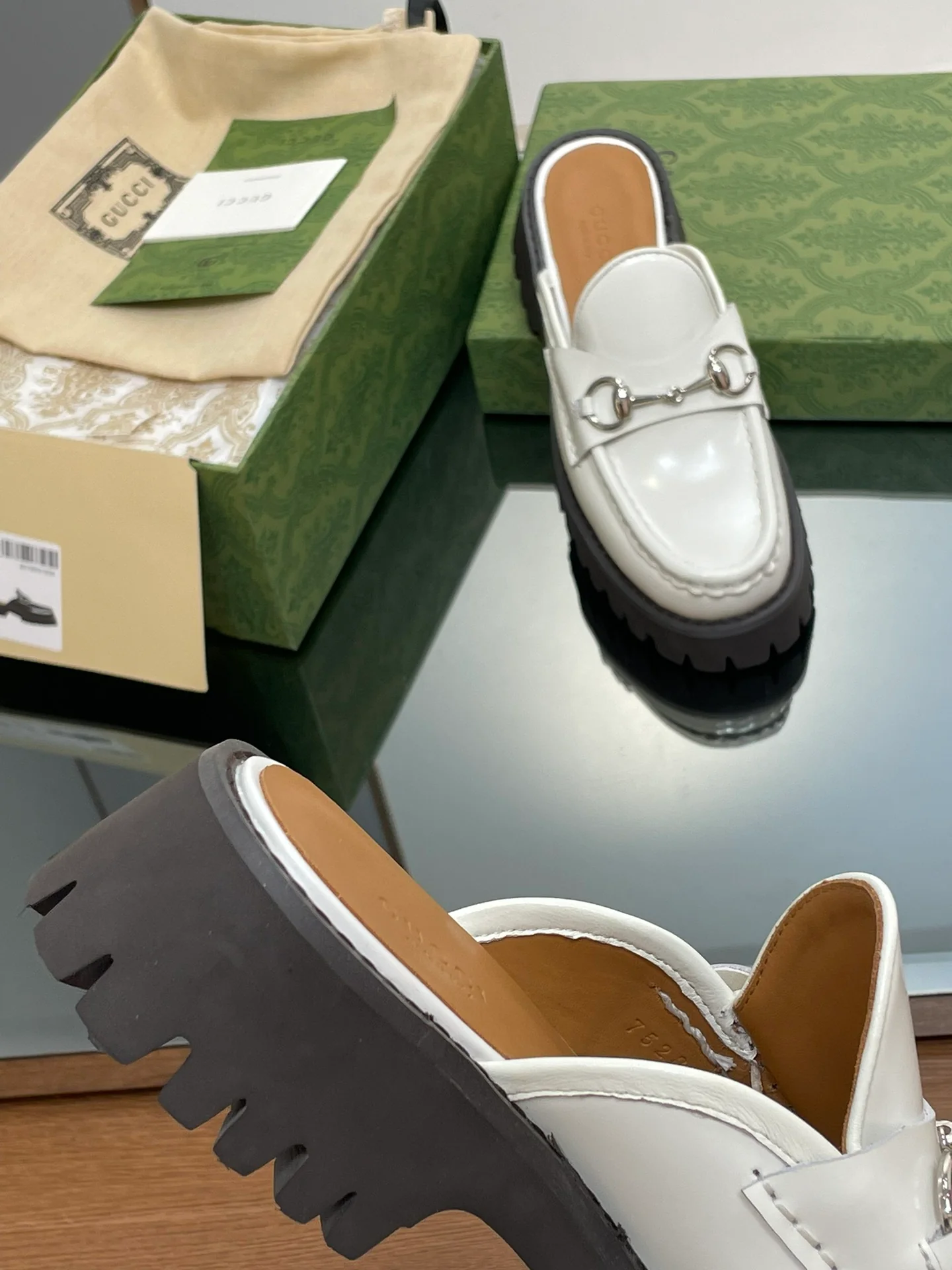 Лоферы Gucci 2024 на платформе с серебряной пряжкой и пряжкой в ??виде конской уздечки - белые