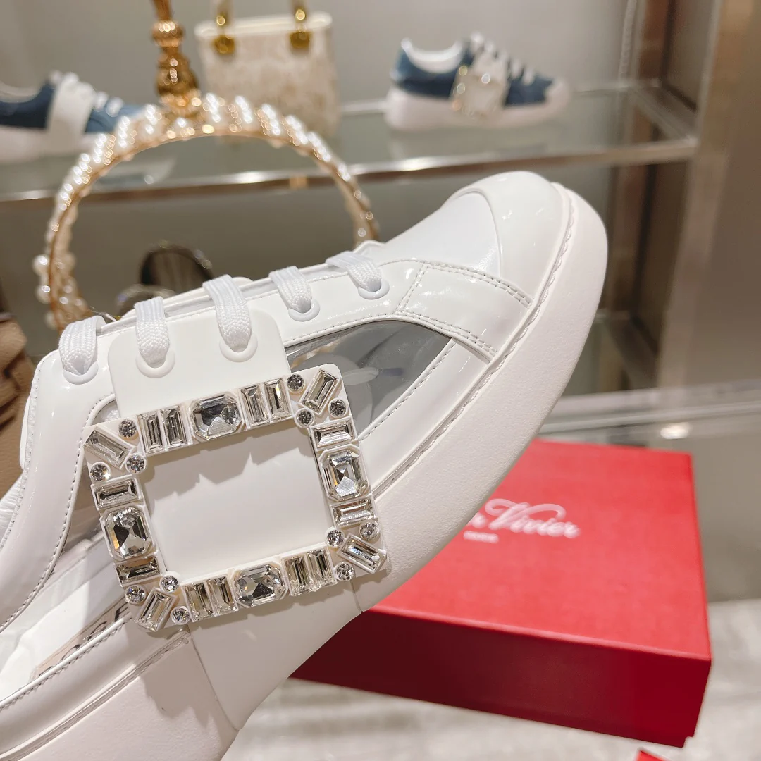 Обувь для автодомов - белые кроссовки