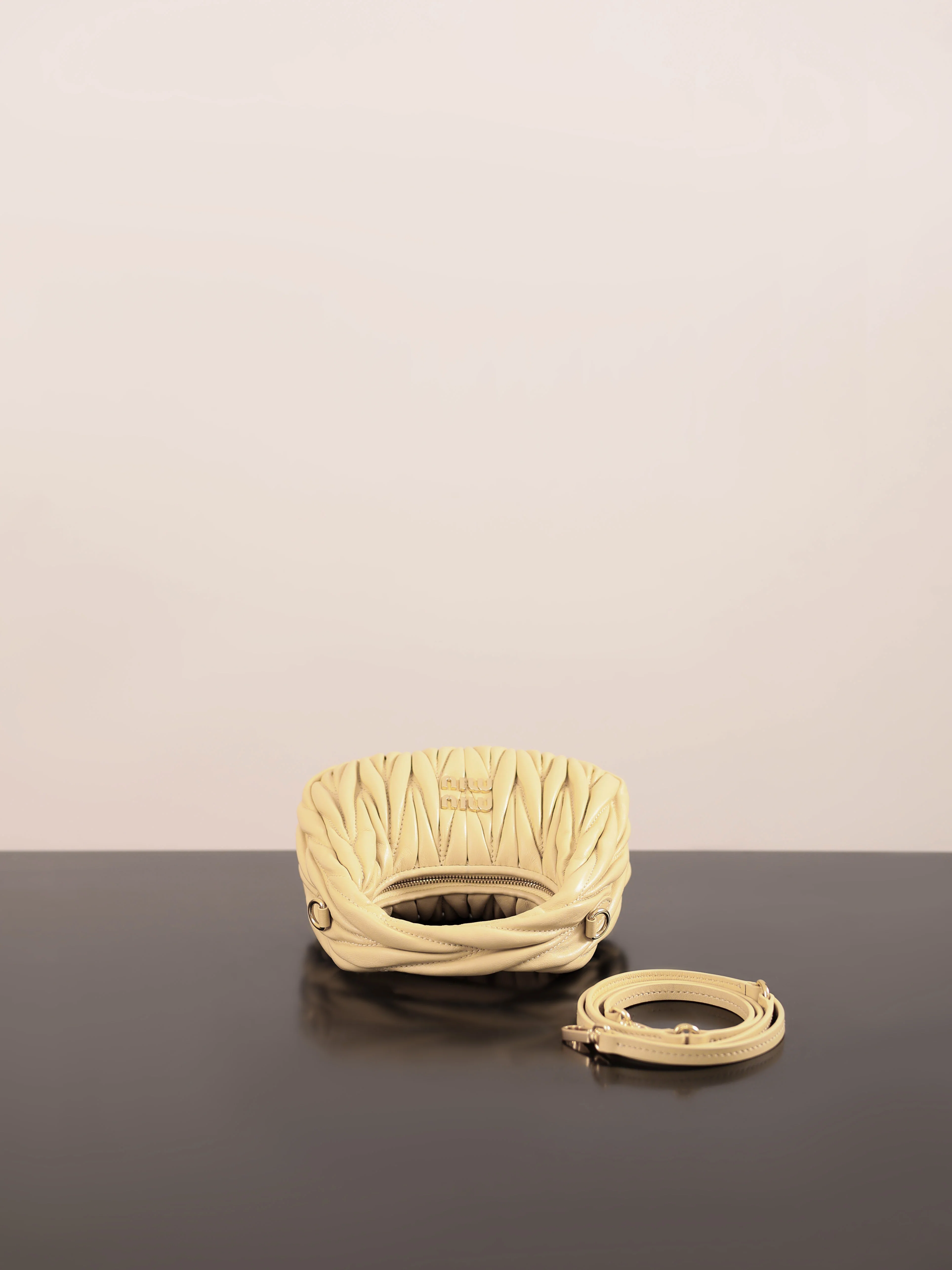 Миниатюрная сумочка Miu Miu-5bm850-??????-??????- из овечьей кожи, желтая.