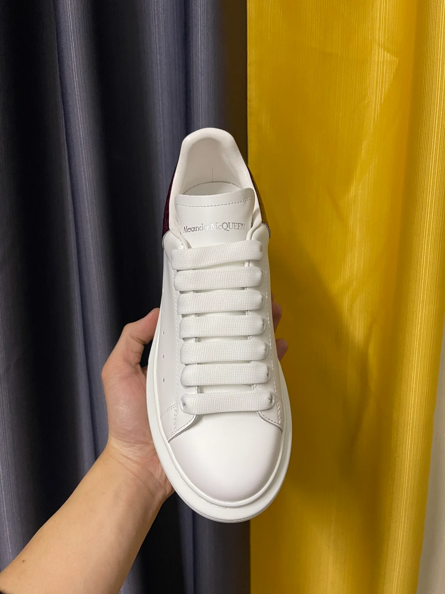 Классические белые кроссовки McQueen - унисекс - фиолетово-красная лакированная кожа, каблук с текстурой под камень.