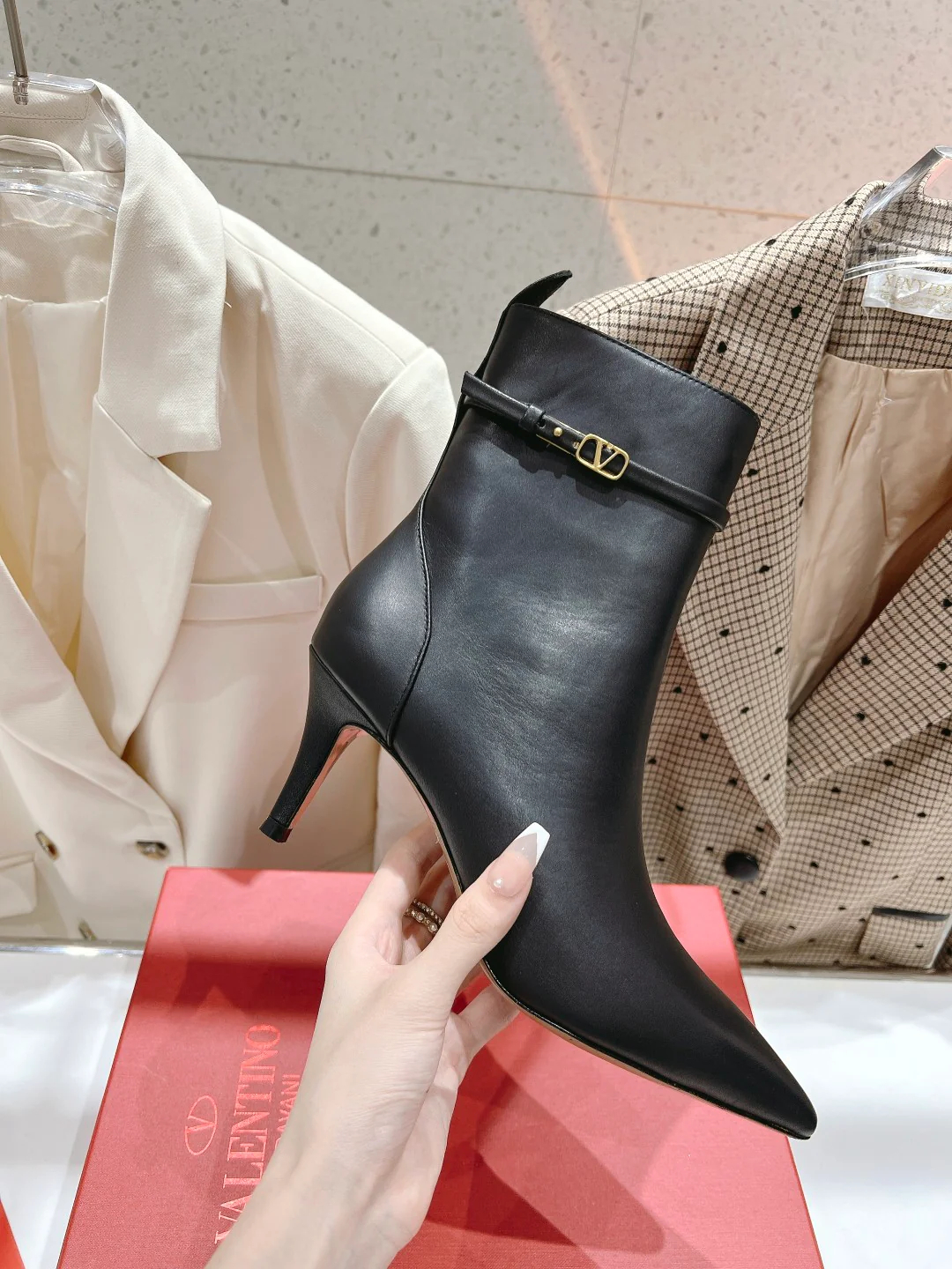 Ботильоны Valentino на шпильке с острым носком - черные