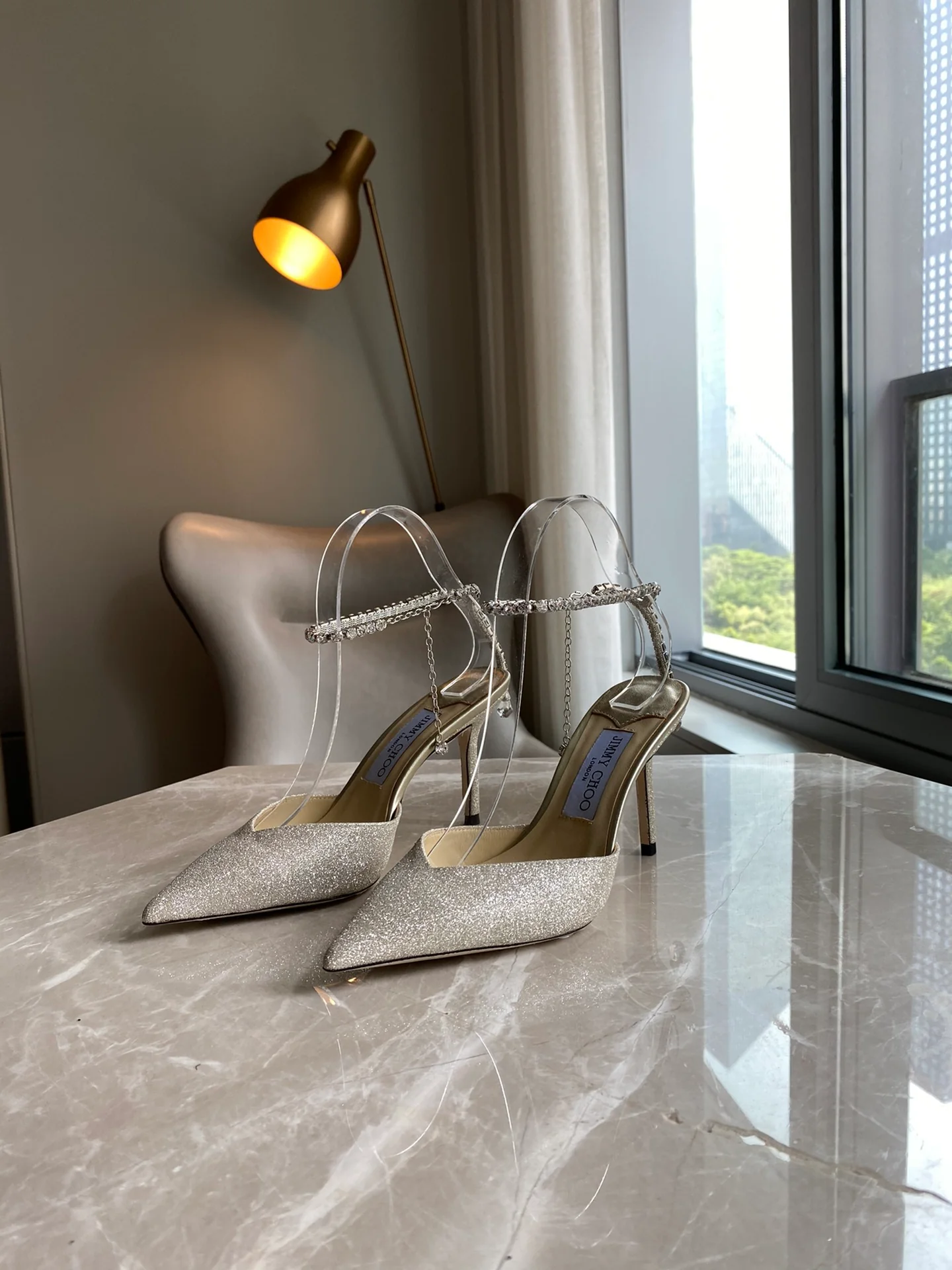 Jimmy - Цепочка на щиколотку со стразами - Туфли на высоком каблуке с острым носком - Золотистые