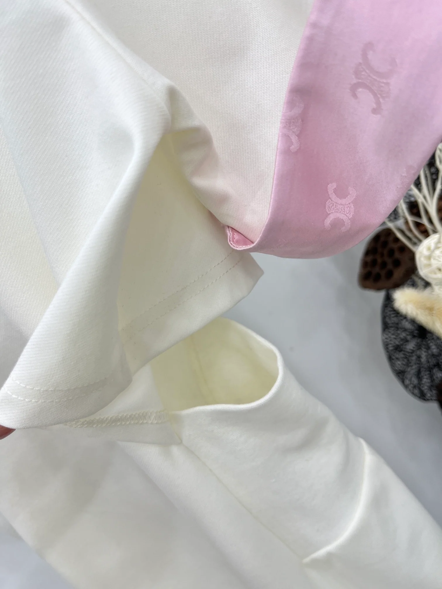 Celine 2404 - Милое платье с асимметричным подолом, подчеркивающее талию - Белое