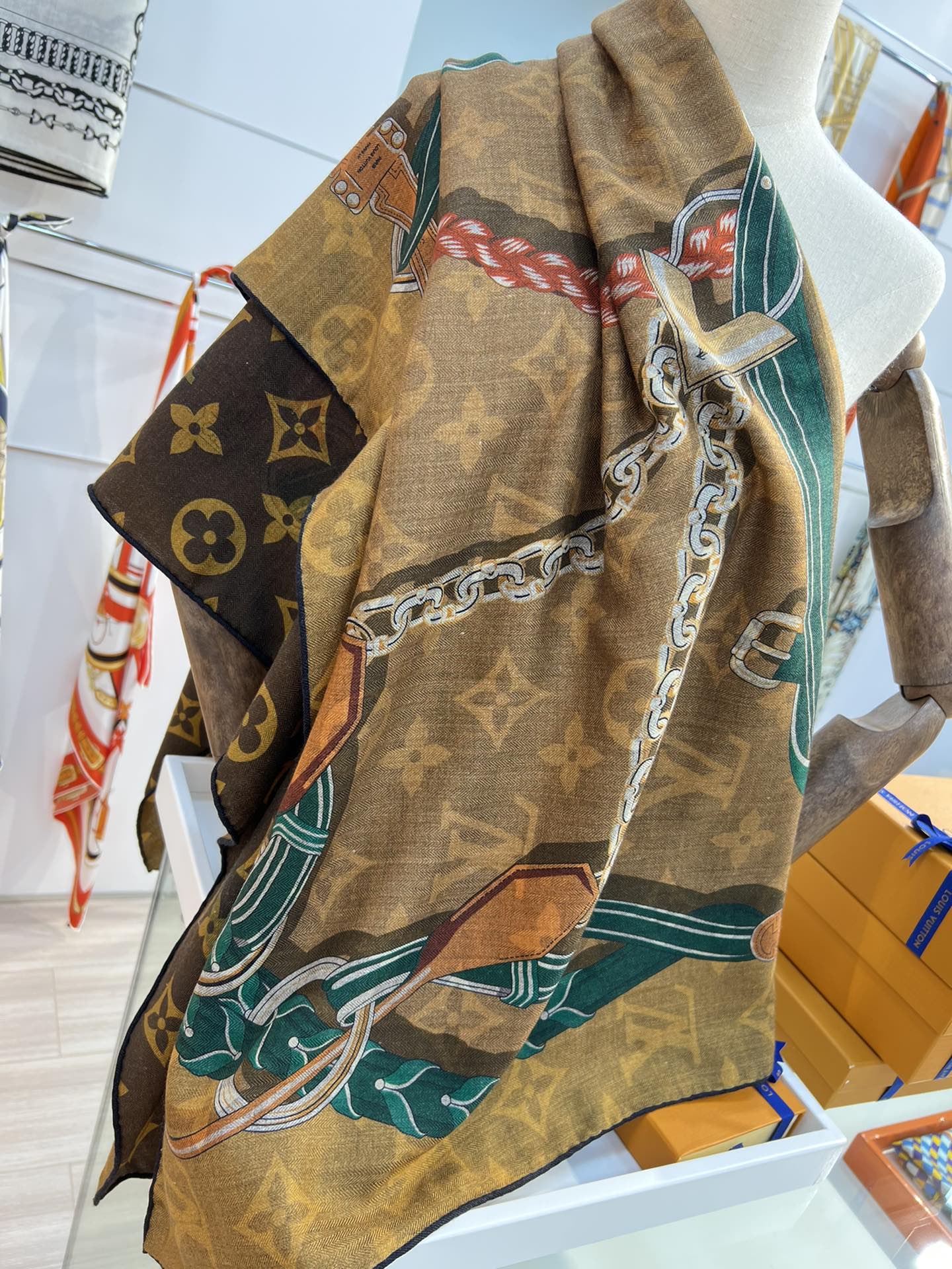 Большой двусторонний бархатный платок LV - 140 см - 003