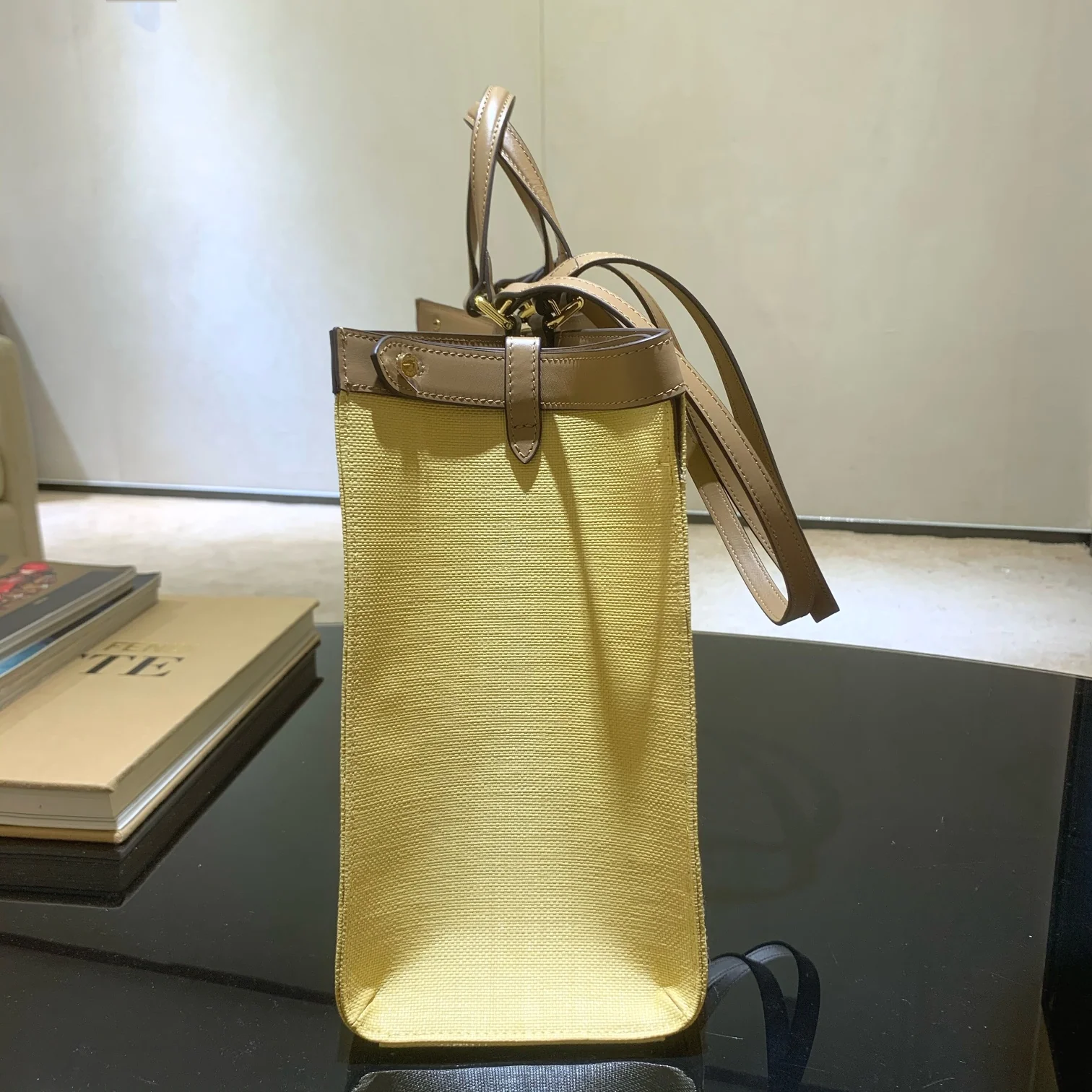 Сумка-тоут Fendi Peekaboo с кожаной ручкой