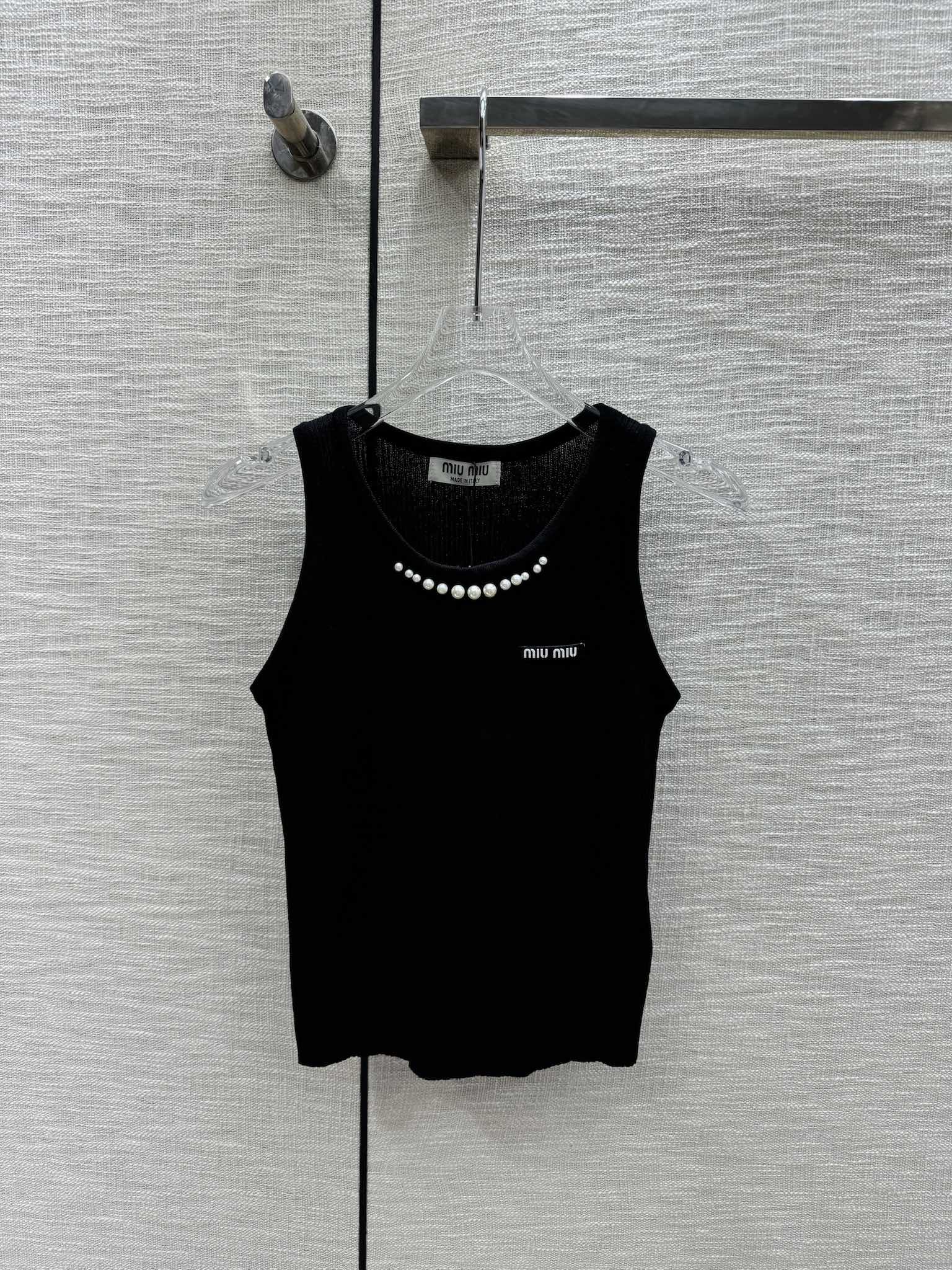 Жилет Miu Miu-2404 из плотной вязки с бисером - черный