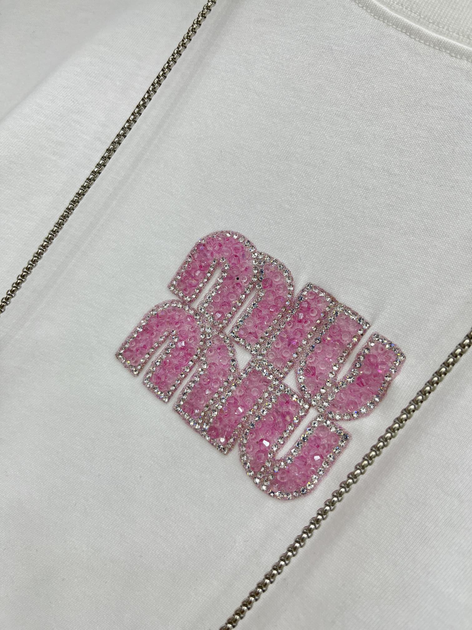 Miu Miu - 2404-24 Новинка: футболка с коротким рукавом, украшенная вышитыми вручную буквами, белая.