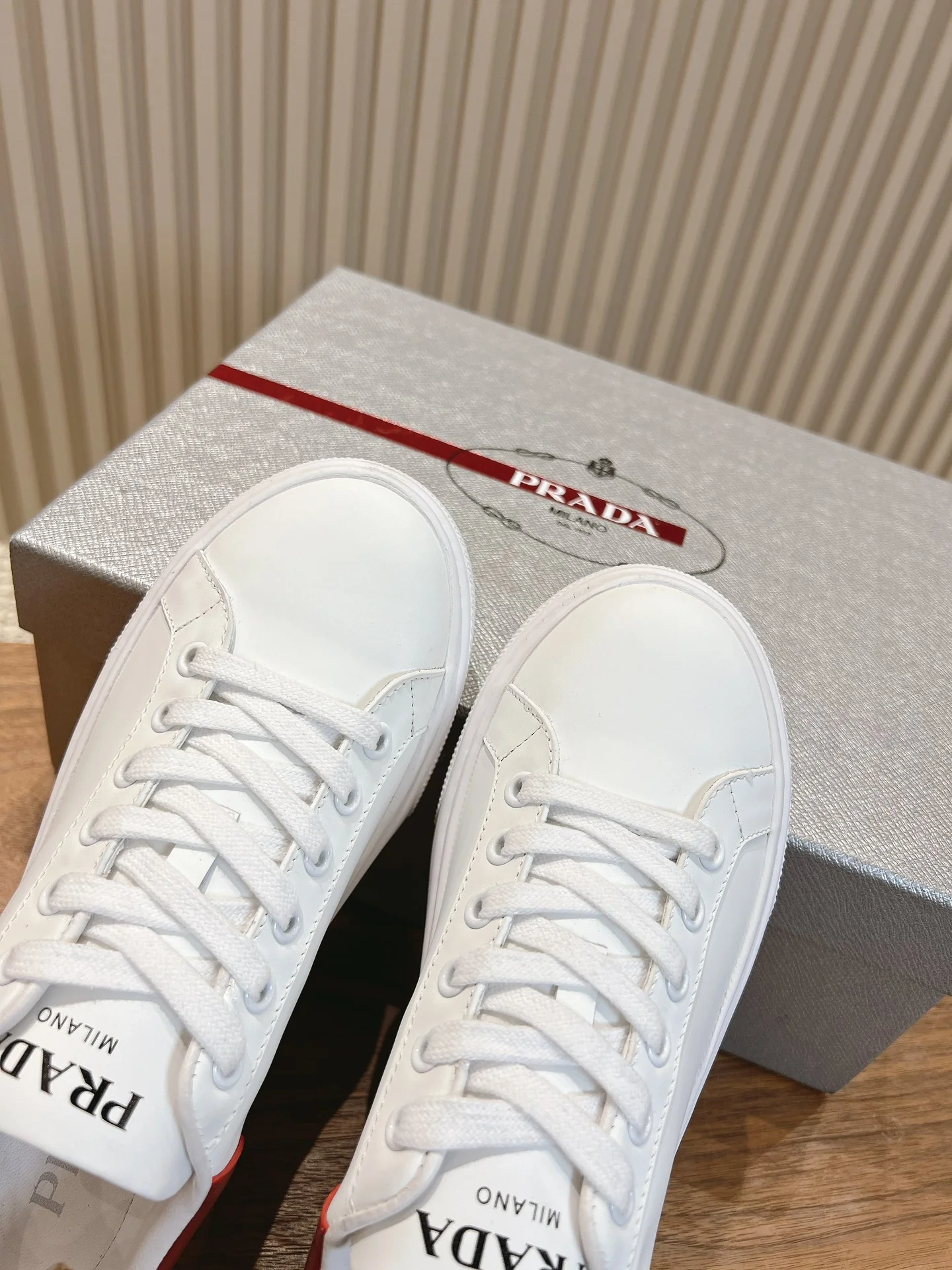 Кроссовки Prada 2024 - с оранжевой отделкой и белыми вставками