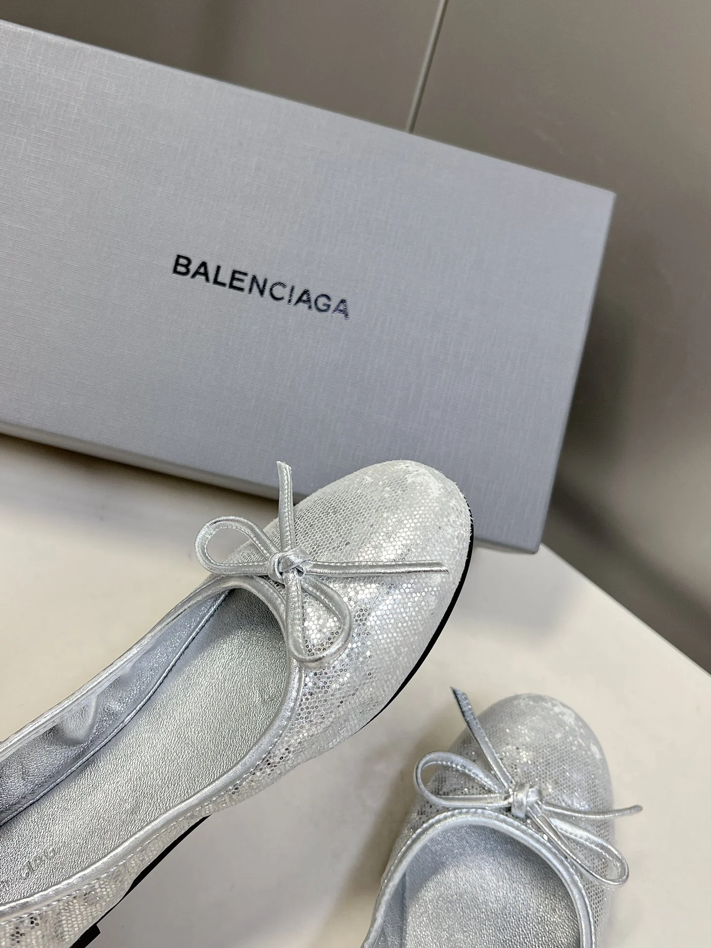 Коллекция Balenciaga 2023 года с подиума - Балетки - Серебристые