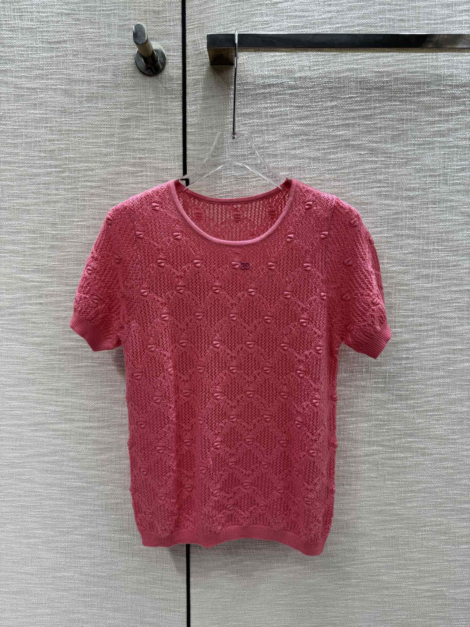 Chanel 2403 - Стеганая трикотажная футболка с коротким рукавом и темным узором - Розовая