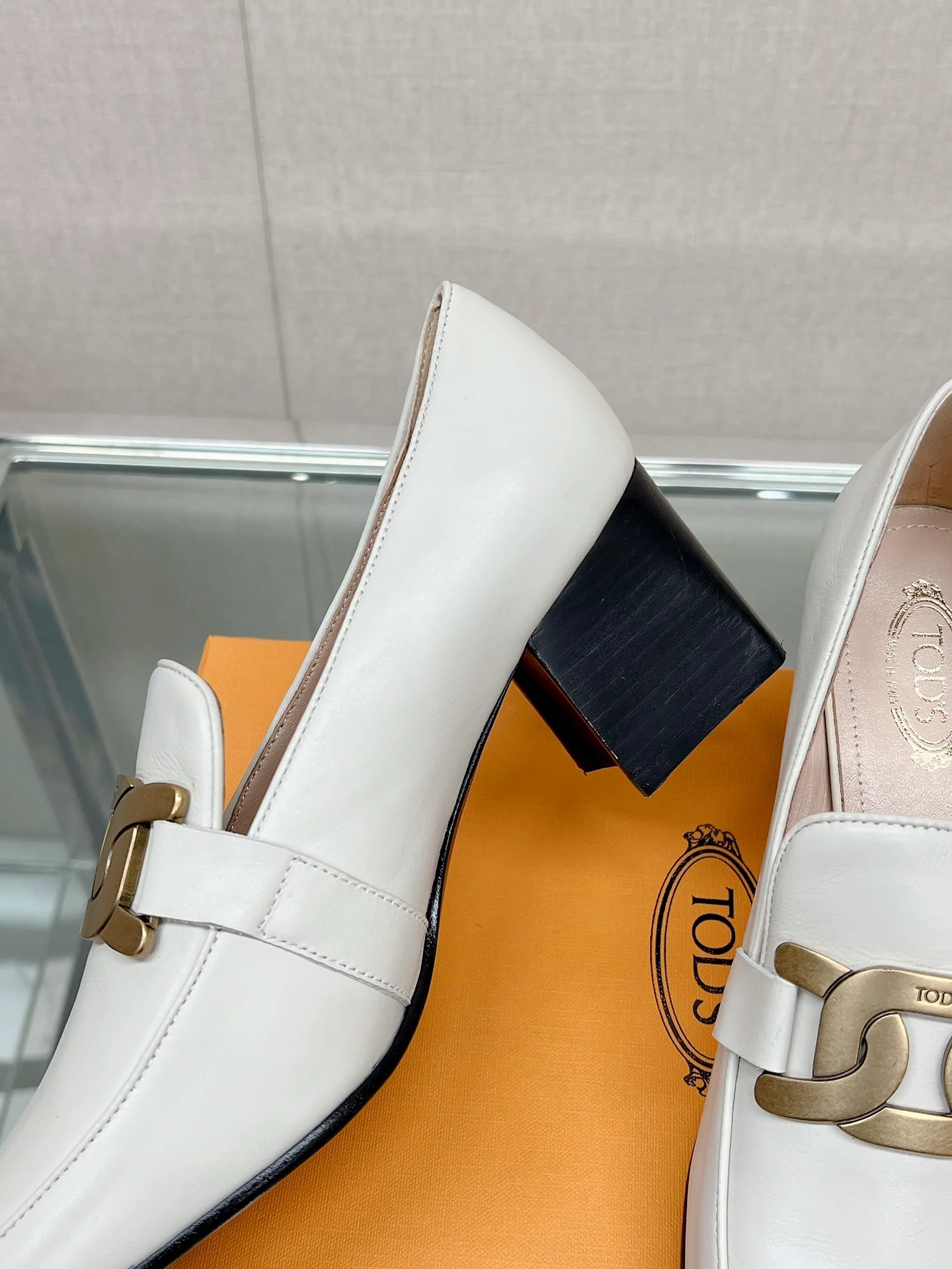 Весенняя коллекция Tods 2023 - Туфли на низком каблуке - Белые